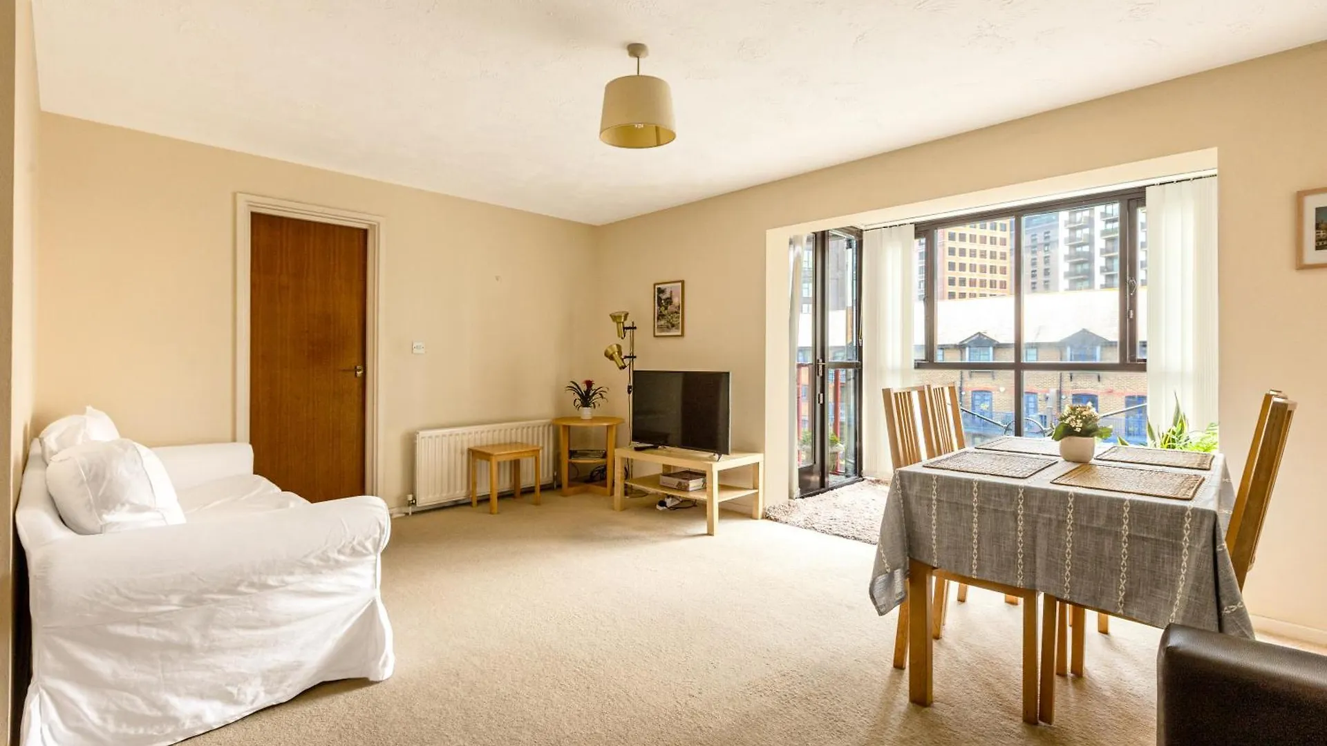 Cosy 1BR in Canary Wharf with Balcony 10min Tube London